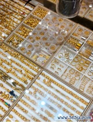 黄金首饰&nbsp; 图片起原：每经记者 潘婷 摄